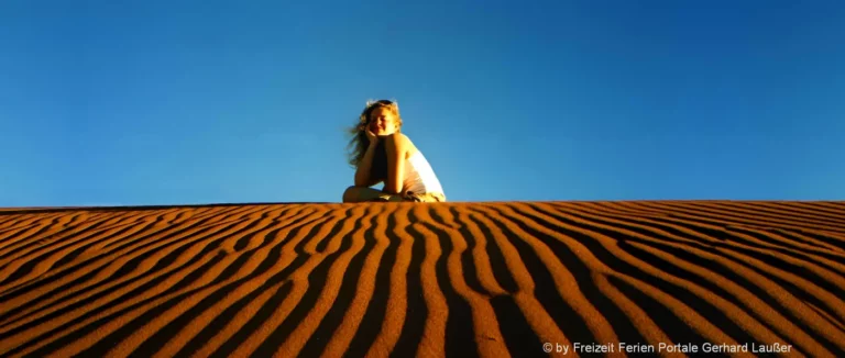 südafrika-namibia-wüste-düne-frau-fotoshooting